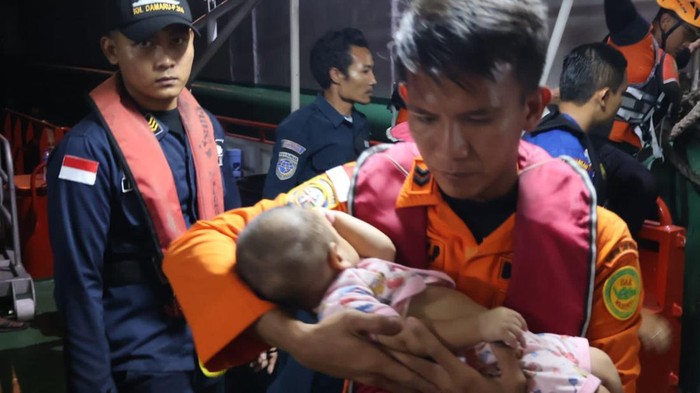 Evakuasi penumpang KM Sakura Express.