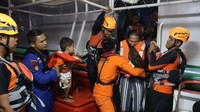 KM Sakura Express atau kapal Roro yang bertolak dari Pelabuhan Tanjung Priok menuju Pelabuhan Pangkal Balam, Kota Pangkalpinang, Bangka mengalami kandas dan mati mesin. Sebanyak 151 penumpang kapal berhasil dievakuasi tim SAR Gabungan. Foto: Dok. Basarnas Bangka Belitung