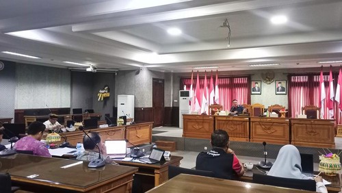 Komisi II DPRD Karangasem mempertanyakan anggaran perbaikan sekolah rusak yang sama rata Rp 200 juta di masing-masing sekolah.