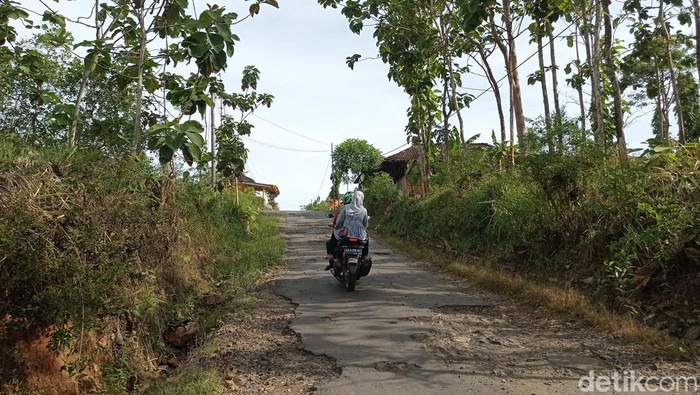 Kondisi Jalan Desa Ngadipiro-Kelurahan Beji, Kecamatan Nguntoronadi, Wonogiri, Jumat (14/7/2023).