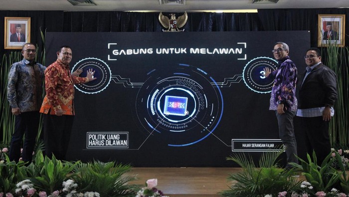 KPK menggandeng KPU dan Bawaslu meluncurkan kampanye anti politik uang 'Hajar Serangan Fajar' di Gedung KPK Jakarta, Jumat (14/7/2023).