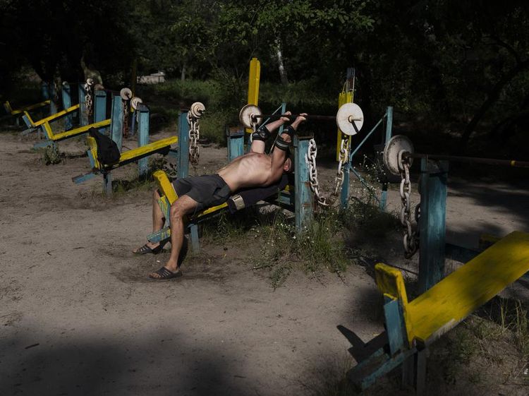 Kreatif! Warga di Ukraina Manfaatkan Besi Bekas untuk Latihan Kebugaran