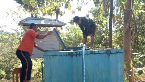 Penyaluran air bersih di Desa Sambirenteng oleh BPBD Buleleng, Jumat (14/7/2023).