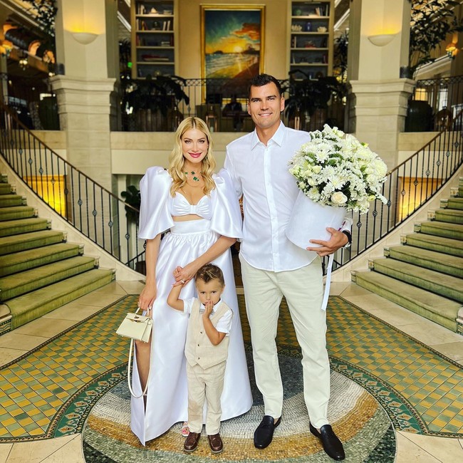 Menurut Kristina, Lana tidak seharusnya memilih warna putih meski diperbolehkan dalam tema. Apalagi busana yang dikenakannya mirip dengan baju pernikahan karena ada orang yang bahkan mengiranya pengantin. Kristina mengatakan jika temannya merasa sangat kesal karena mendapati penampilan Lana sebelum jalan di altar.Aku pikir dunia sudah tahu bahwa kamu tidak seharusnya menyaingi pengantin, yang pertama warna putih, kedua gaun serba putih. Aku pikir itu hanya standar etis, kata Kristina.Foto: Instagram/TikTok