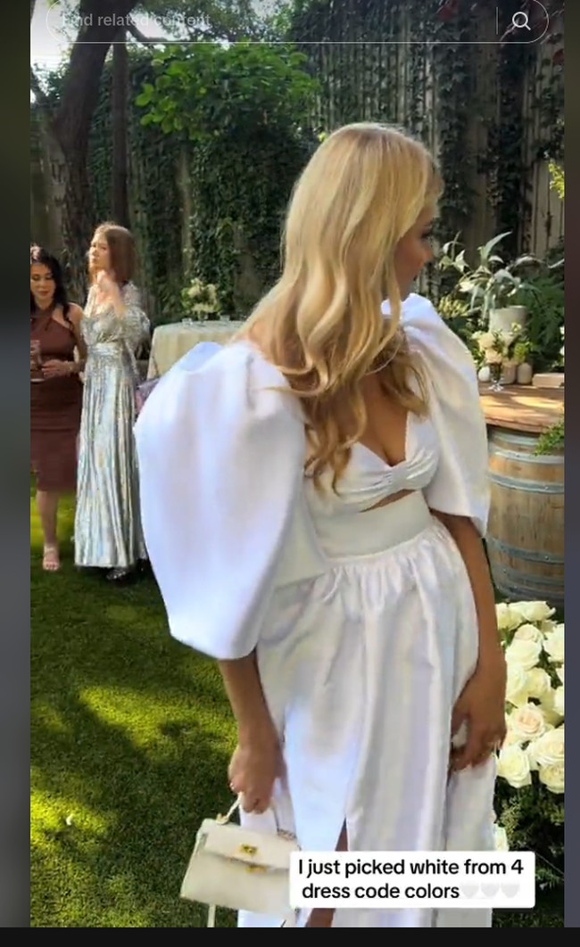 Aku pribadi memilih dress hijau tapi kami sampai ke pernikahan, kami sedikit telat, dan semuanya bicara mengenai wanita ini memakai gaun. Tidak ada yang bilang di sana karena mereka tidak ingin merusak pernikahan dan suasananya tapi semua orang membicarakannya, kata Kristina. Foto: Instagram/TikTok