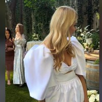 Aku pribadi memilih dress hijau tapi kami sampai ke pernikahan, kami sedikit telat, dan semuanya bicara mengenai wanita ini memakai gaun. Tidak ada yang bilang di sana karena mereka tidak ingin merusak pernikahan dan suasananya tapi semua orang membicarakannya, kata Kristina. Foto: Instagram/TikTok