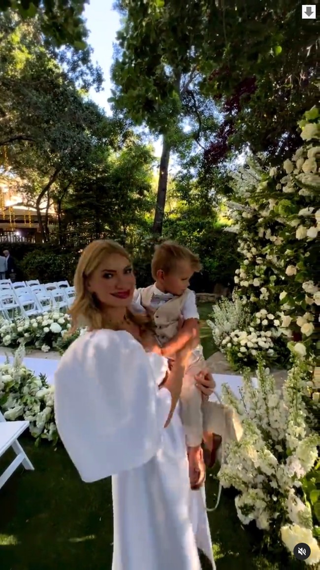 Di kolom komentar, penampilan Lana diserang netizen. Banyak orang yang menilai gayanya kurang pantas, narsis, bahkan norak. Dia benar-benar memakai baju putih ke pernikahan, Aku akan sangat marah dan memintanya pergi, Apa yang dia pikirkan? tulis netizen yang kontra. Foto: Instagram/TikTok