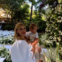 Di kolom komentar, penampilan Lana diserang netizen. Banyak orang yang menilai gayanya kurang pantas, narsis, bahkan norak. Dia benar-benar memakai baju putih ke pernikahan, Aku akan sangat marah dan memintanya pergi, Apa yang dia pikirkan? tulis netizen yang kontra. Foto: Instagram/TikTok