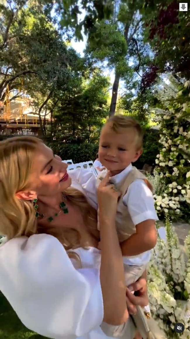 Banyak dikritik tapi tak sedikit yang membela penampilan Lena dan mengatakan bahwa ia tidak mungkin sengaja. Foto: Instagram/TikTok