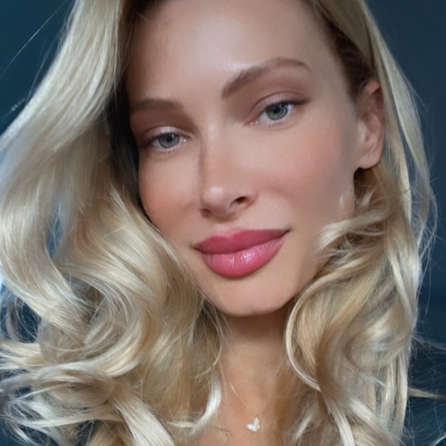 Saat tahu gayanya jadi kontroversi, Lena sendiri telah memberikan pembelaan. Ia mengaku terkejut dengan respon dari netizen karena justru mengikuti dresscode. Aku datang ke pernikahan pakai putih dan tebak apa yang terjadi. Aku hanya memilih putih dari empat warna dress code, katanya dalam video. Foto: Instagram/TikTok