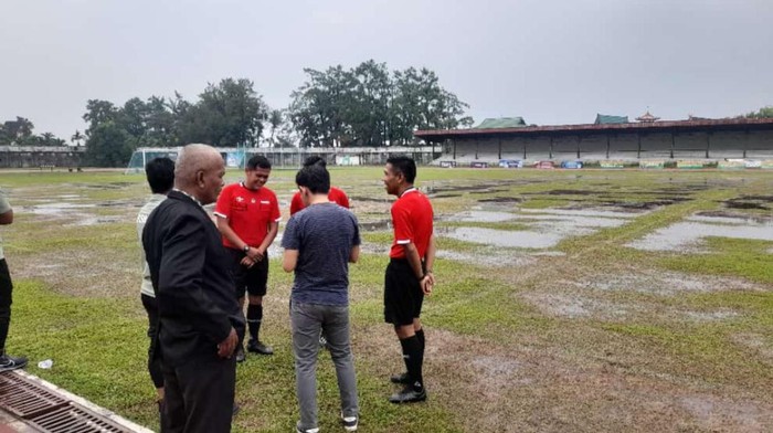 Lapangan bola Porprov XXIII Jambi yang penuh genangan bak kubangan kerbau. (Foto: Istimewa)