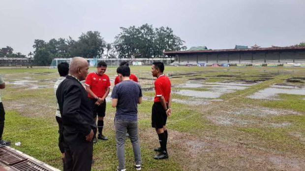 Lapangan bola Porprov XXIII Jambi yang penuh genangan bak kubangan kerbau. (Foto: Istimewa)