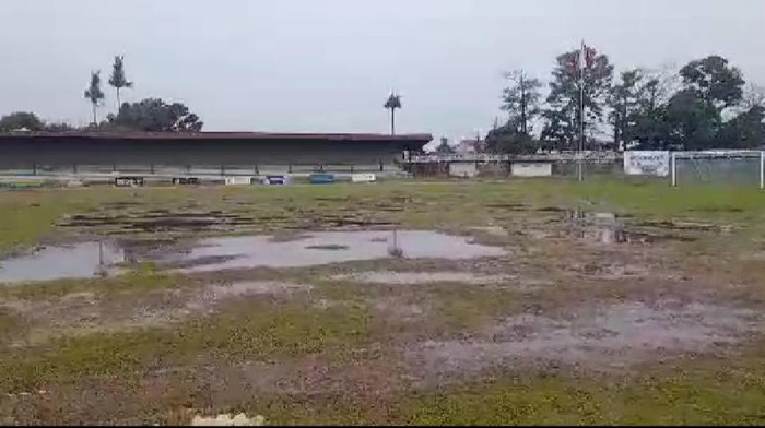 Lapangan KONI Jambi berkubang usai diguyur hujan, Jumat (14/7/2023). Laga Kerinci vs Tanjabbar pun ditunda.
