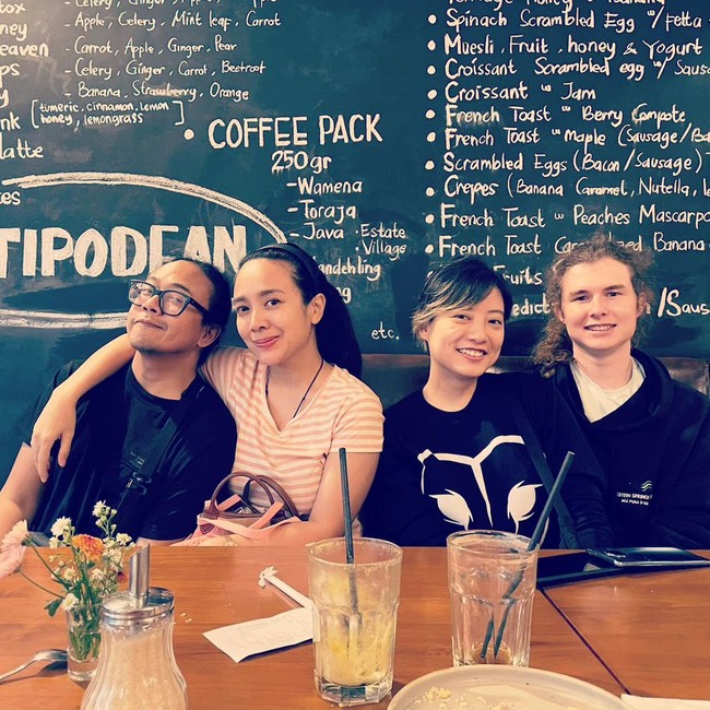 Hubungan mereka sudah mendapat ‘persetujuan’ dari sahabat Leony, yakni Dea Ananda yang bukan lain adalah rekannya sesama personel Trio Kwek Kwek. Mereka bahkan pernah menghabiskan waktu bersama sambil double-date. (Foto: Instagram: @charles.n.g.s)