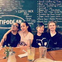 Hubungan mereka sudah mendapat ‘persetujuan’ dari sahabat Leony, yakni Dea Ananda yang bukan lain adalah rekannya sesama personel Trio Kwek Kwek. Mereka bahkan pernah menghabiskan waktu bersama sambil double-date. (Foto: Instagram: @charles.n.g.s)