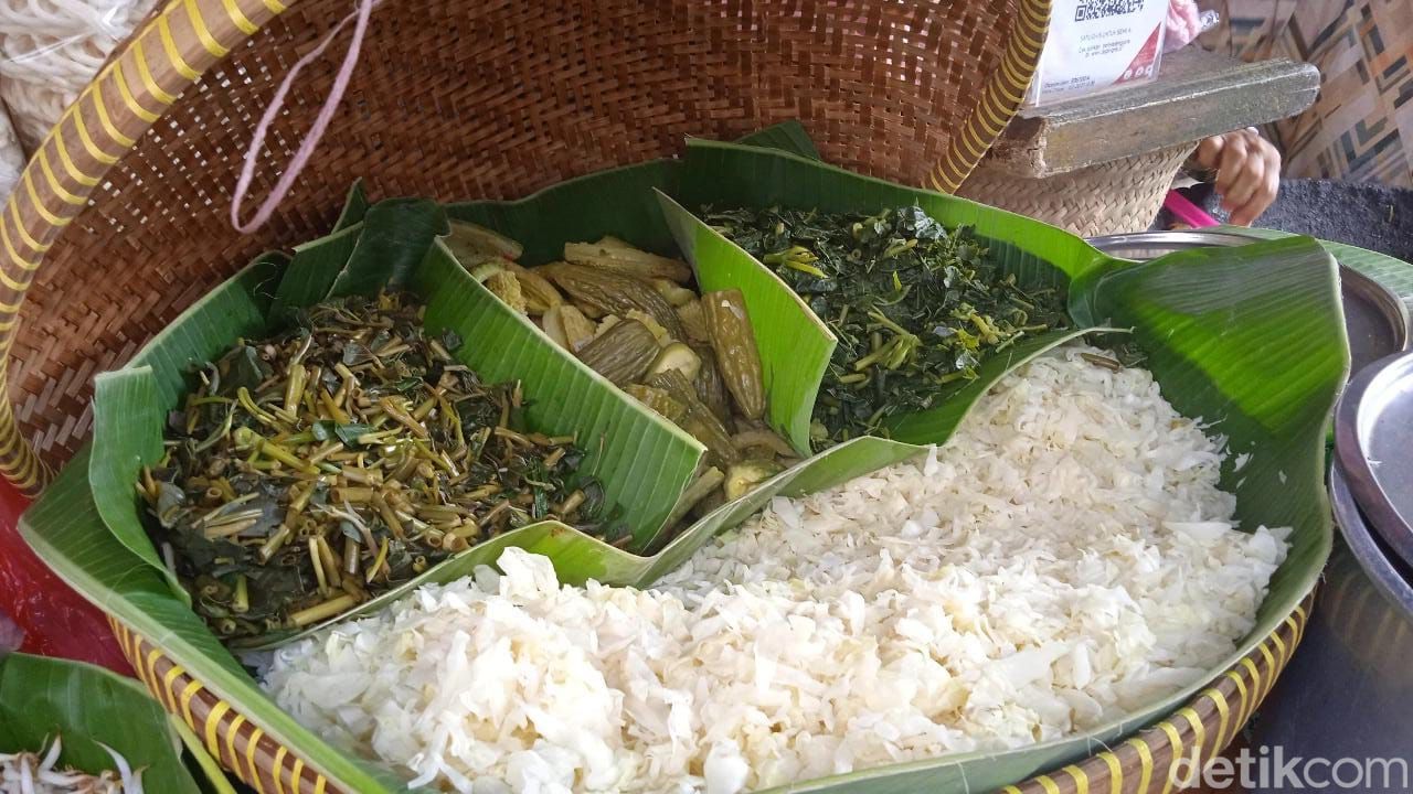 Nikmatnya Lotek Kaki Lima khas Bandung yang 'Ngumpet' di Braga
