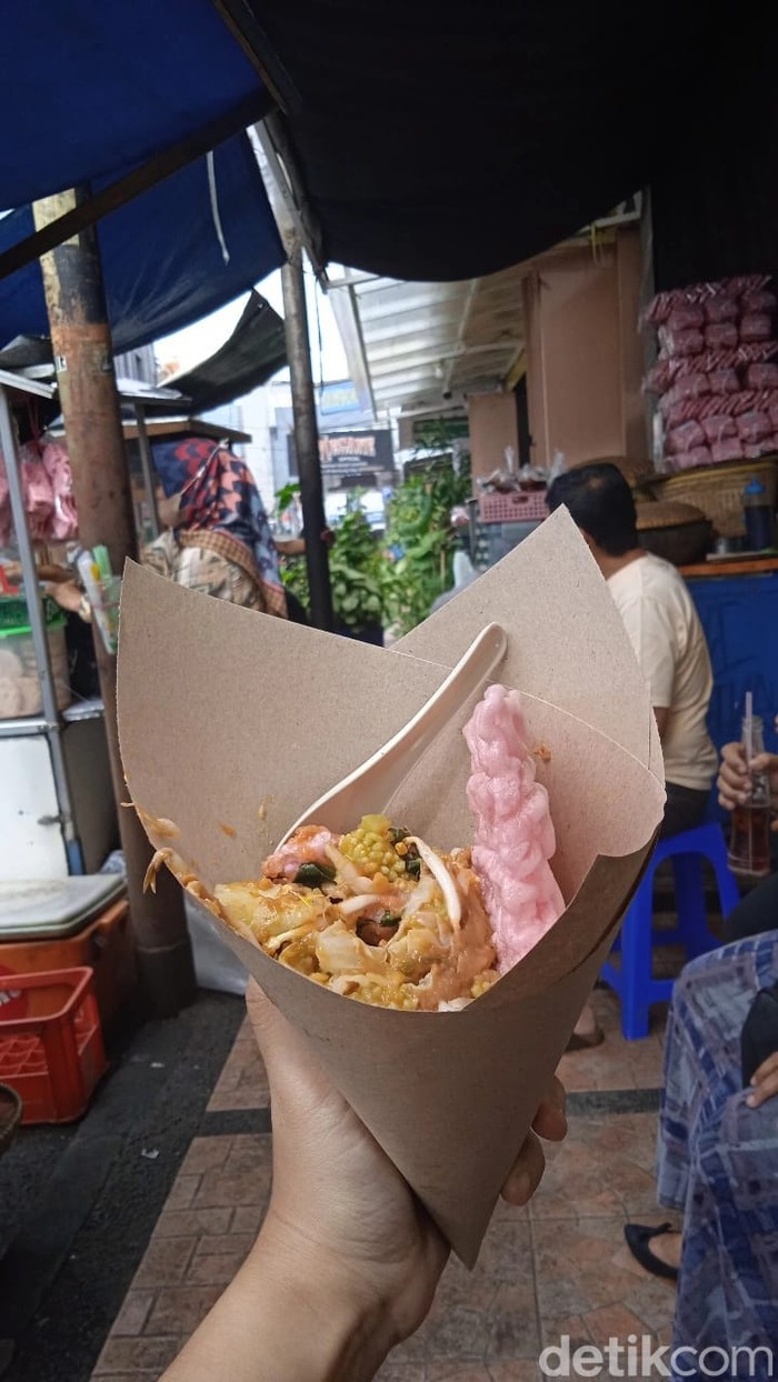 Nikmatnya Lotek Kaki Lima khas Bandung yang Ngumpet di Braga