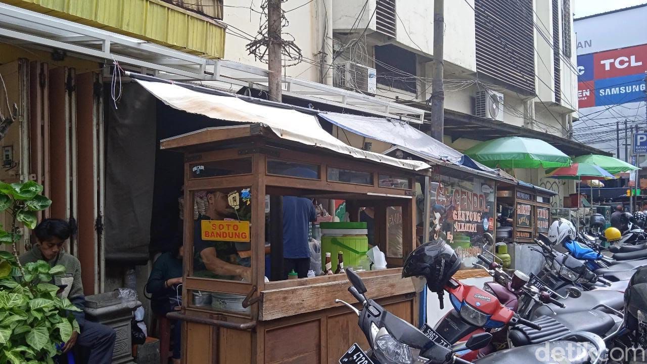 Nikmatnya Lotek Kaki Lima khas Bandung yang 'Ngumpet' di Braga