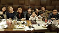 Momen kebersamaan Lucky Hakim dan temannya juga tampak di sebuah acara makan malam. Mereka menikmati aneka makanan dan jus segar. Foto: Instagram @luckyhakimofficial