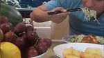 Momen Lucky Hakim Santap Nasi Padang hingga Nasi Goreng Jangkrik