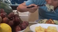 Momennya menikmati mie juga sempat dibagikan oleh Lucky. Tak hanya mie, tapi aktor 43 tahun itu juga menikmati buah-buahan segar. Foto: Instagram @luckyhakimofficial