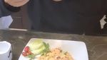 Momen Lucky Hakim Santap Nasi Padang hingga Nasi Goreng Jangkrik