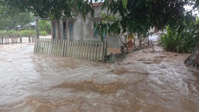 Banjir melanda satu desa di Kabupaten Kepulauan Sula, Maluku Utara dengan ketinggian air mencapai 1 meter.