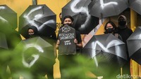 Aksi ini membawa tema Payung Duka Indonesia.