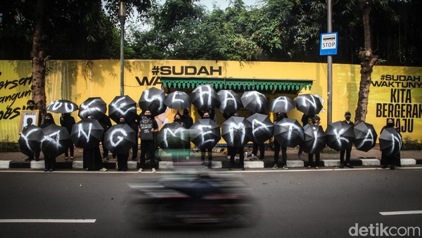 Massa Berpayung Tolak UU Kesehatan di Kantor Kemenkes