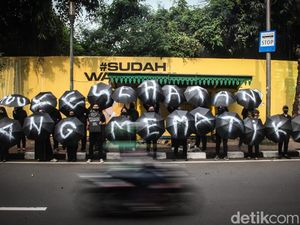 Massa Berpayung Tolak UU Kesehatan di Kantor Kemenkes