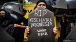 Massa Berpayung Tolak UU Kesehatan di Kantor Kemenkes