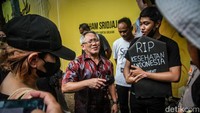 Aksi berlangsung tertib. Perwakilan Kemenkes menemui peserta aksi untuk meminta penyataan sikap untuk diteruskan.