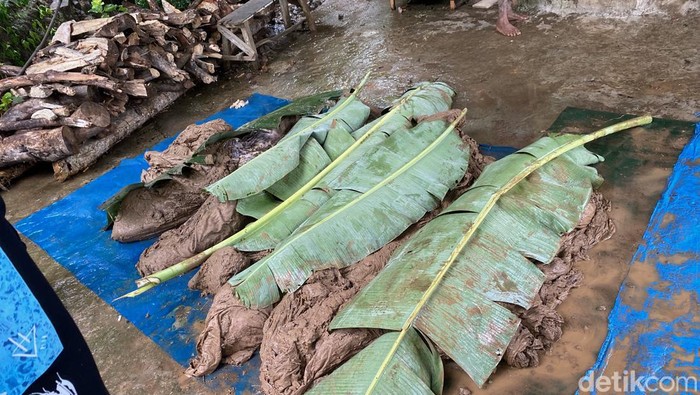 Mayat di TPU yang ada di Kota Padang keluar dari kuburan karena lokasi TPU longsor