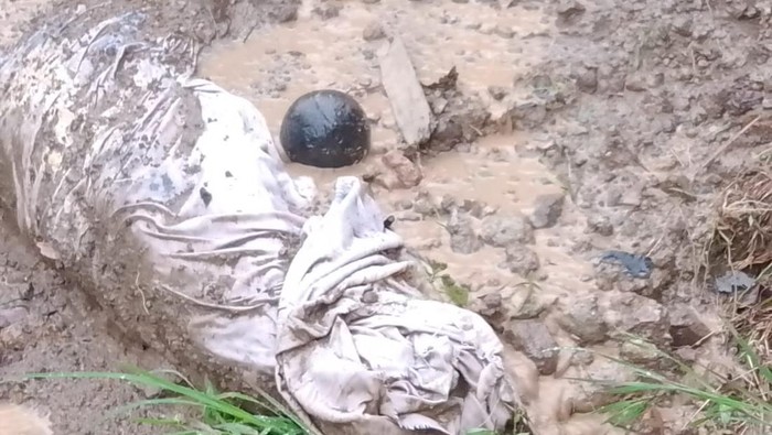 Mayat yang keluar dari kuburan akibat dihantam longsor. (Foto:  Istimewa)