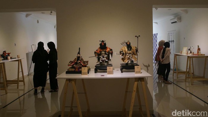 Pengunjung melihat boneka dalam pameran bertajuk NINGYO: Art and Beauty of Japanese Dolls di Galeri Nasional, Jakarta, Jumat (14/7/2023).