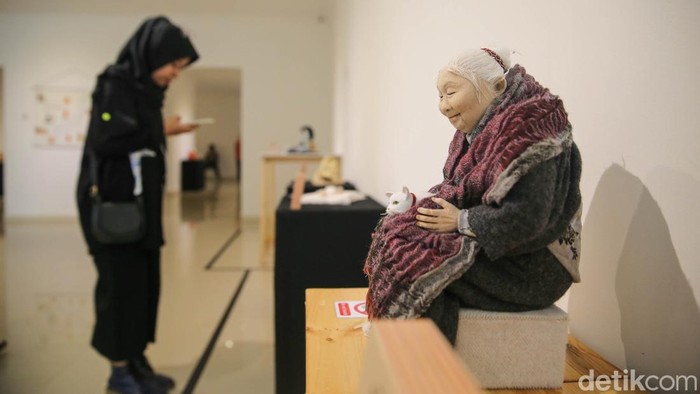 Pengunjung melihat boneka dalam pameran bertajuk NINGYO: Art and Beauty of Japanese Dolls di Galeri Nasional, Jakarta, Jumat (14/7/2023).