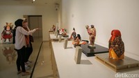Pengunjung melihat boneka dalam pameran bertajuk NINGYO: Art and Beauty of Japanese Dolls di Galeri Nasional, Jakarta, Jumat (14/7/2023).   