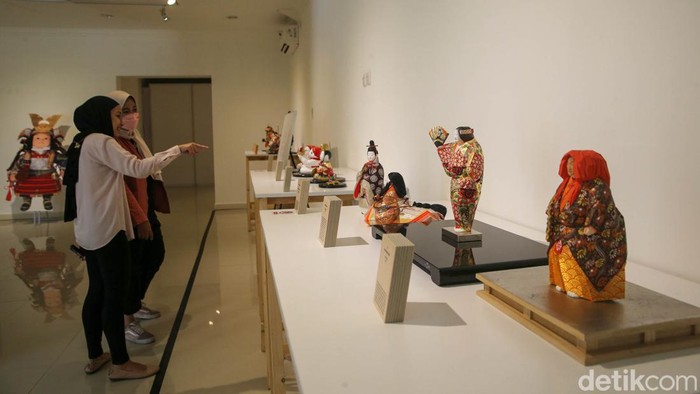 Melihat Koleksi Boneka Tradisional Jepang di Galeri Nasional Pengunjung melihat boneka dalam pameran bertajuk NINGYO: Art and Beauty of Japanese Dolls di Galeri Nasional, Jakarta, Jumat (14/7/2023).