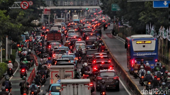 Menanti Uji Coba Pembagian Waktu Jam Kerja Jakarta