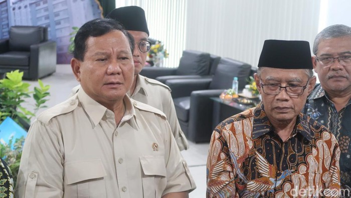 Menteri Pertahanan (Menhan) RI Prabowo Subianto saat memberikan keterangan di Kampus 4 UAD, Bantul, Jumat (14/7/2023).