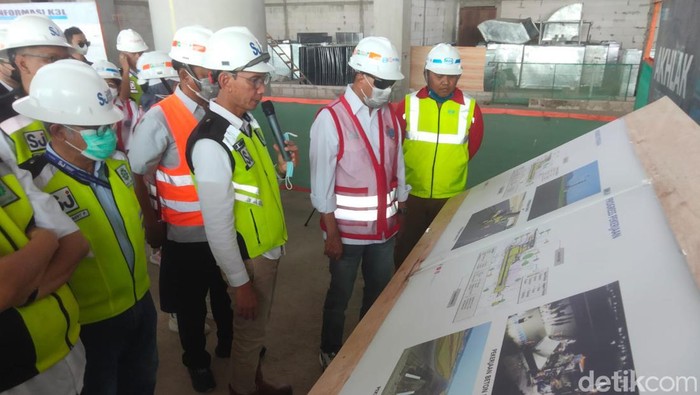 Menhub Budi Karya Sumadi meninjau pembangunan Bandara Dhoho Kediri.