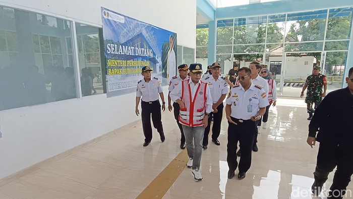 Menhub Budi Karya Sumadi saat mengecek Terminal Tamanan di Kediri.
