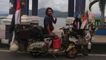 Menjelajah Indonesia Timur dengan Vespa Tua
