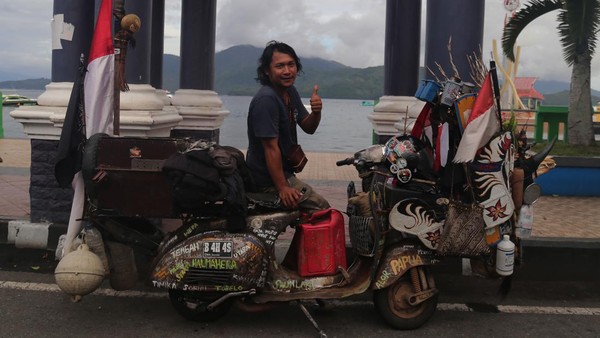 Menjelajah Indonesia Timur dengan Vespa Tua