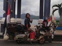Menjelajah Indonesia Timur dengan Vespa Tua