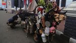 Menjelajah Indonesia Timur dengan Vespa Tua