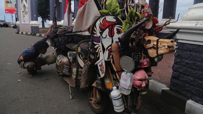 Menjelajah Indonesia Timur dengan Vespa Tua Pesepeda motor vespa asal Indramayu Ismail berpose saat singgah di Kota Ternate, Maluku Utara, Kamis (13/7/2023). Ia berkeliling Indonesia sejak tahun 2022 guna mengenal lebih dekat wisata serta sejarah di Indonesia Timur dan akan mengakhiri perjalanannya di Pulau Miangas Sulawesi Utara yang berbatasan langsung dengan Filipina. ANTARA FOTO/Andri Saputra/aww.
