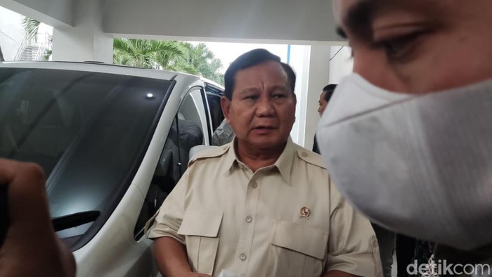 Menteri Pertahanan Prabowo Subianto saat menjenguk Cak Nun di RSUP Dr Sardjito, Jumat (14/7/2023).