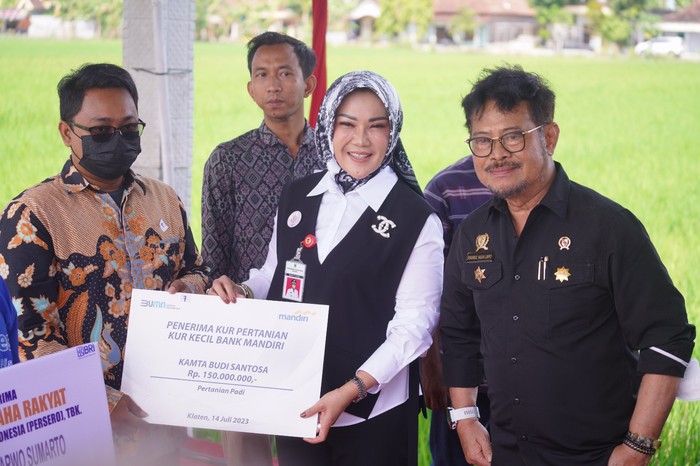 Menteri Pertanian (Mentan) RI Syahrul Yasin Limpo meninjau langsung kesiapan petani dalam gerakan pengamanan produksi padi di Desa Karangdowo, Kecamatan Karangdowo, Kabupaten Klaten, Jumat (14/7).