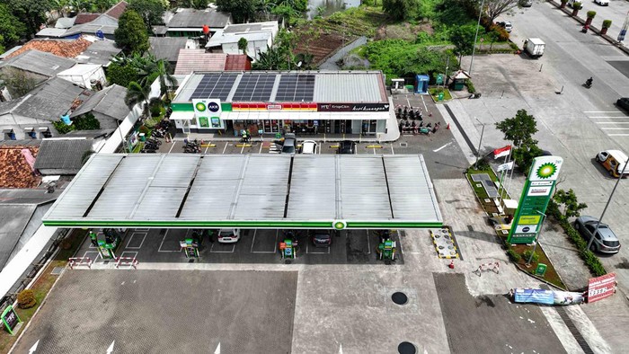 Pembangkit Listrik Tenaga Surya (PLTS) kini diadaptasi diberbagai perusahaan untuk mengurangi jejak karbon.